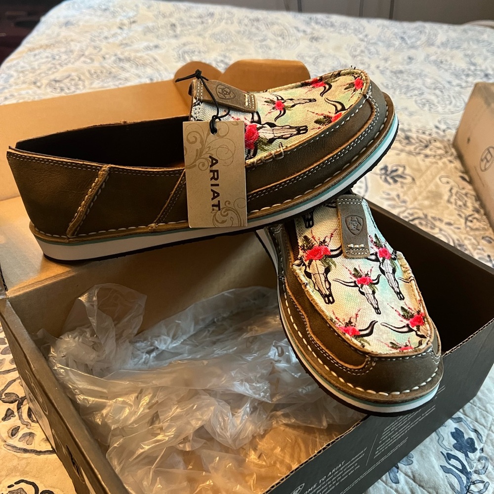 Ariat - Cruisers Skull with Roses NWT - Size 8.5